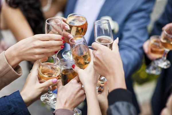 Uống Rượu Ngoại Trong Môi Trường Làm Việc: Lịch Sự Và Chuyên Nghiệp