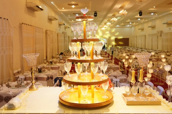 Rượu Champagne Trong Tiệc Cưới: Biểu Tượng Của Hạnh Phúc và Tình Yêu