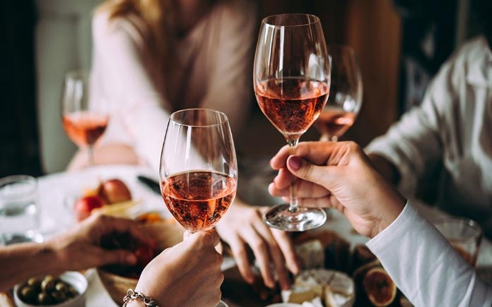Vai Trò Của Rượu Trong Các Buổi Họp Mặt Gia Đình