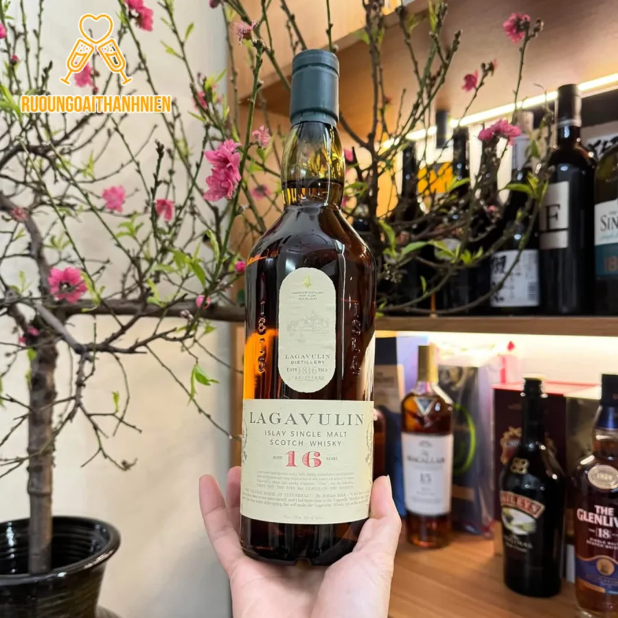 Hương vị độc đáo tương xứng với giá rượu Lagavulin 16 UK